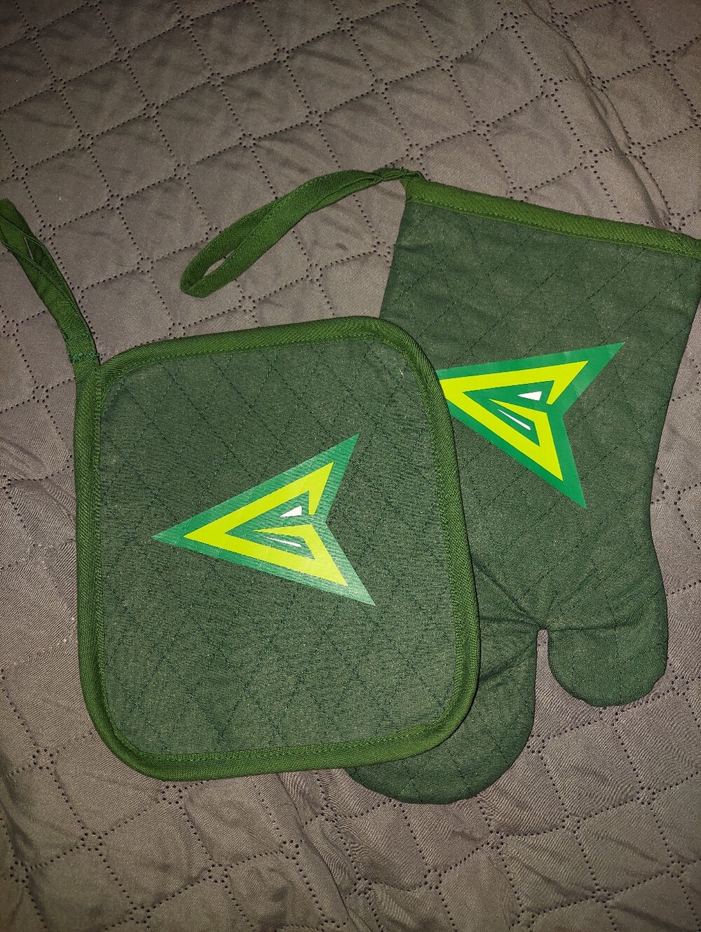 Green Arrow Oven Mitt and Pot Holder Set